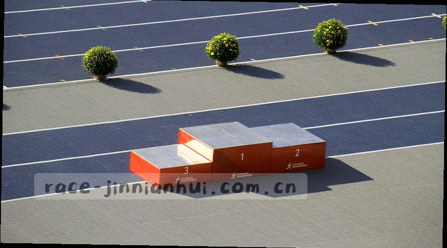 数据流线与赛道抽象图形，表达速度与积累